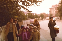 5-Allestimento-albero.-Natale-1977-Archivio-Lia-Sarchi.