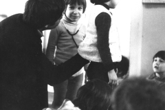 38-Il-medico-a-scuola.-Foto-di-Elio-Ermini-1979-Archivio-Vanna-Pratesi.