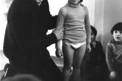 39-Il-medico-a-scuola.-Foto-di-Elio-Ermini-1979-Archivio-Vanna-Pratesi.