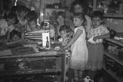 109-Visita-dal-calzolaio-1980-Archivio-Diva-Meacci.