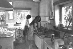 110-Festa-giugno-1980.-In-cucina-Archivio-Alessandra-Rossi.